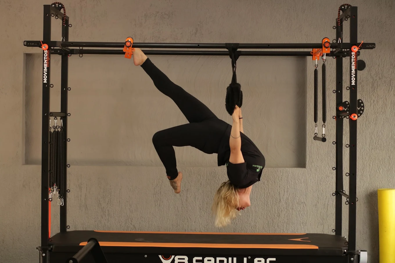 Aluna em treino de Pilates no Cadillac do Studio Piovesan